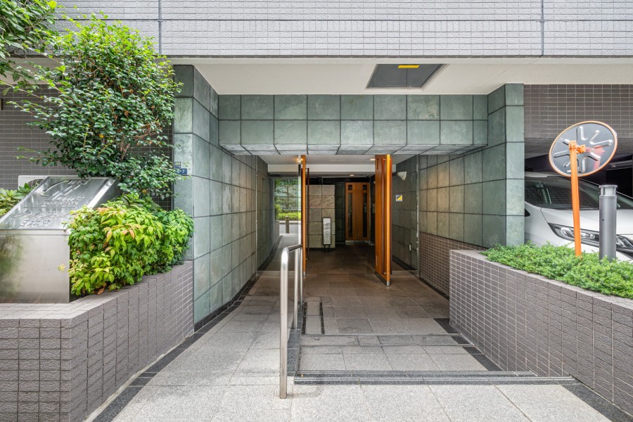 スロープや手すりなどが備わり、安心感をもたらすエントランスです。忙しない都心で躍動し帰るあなたのほっとする住まいになりそうです。