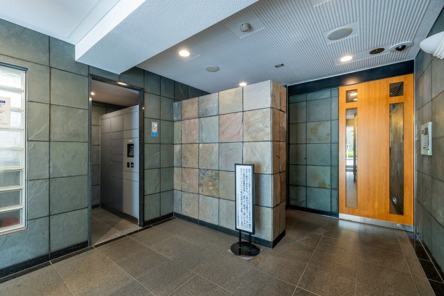 重厚感があり、機能的でもあるエントランスホールです。清掃が行き届いた様子から管理体制の良さが伺えます。セキュリティ面も充実した設備環境です。