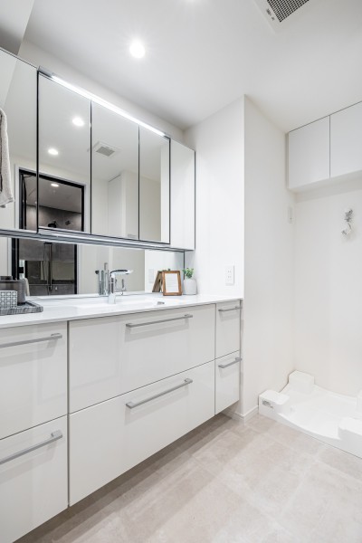 入浴後の豊かな時間を演出し、心からくつろげるプライベートスペースの洗面化粧室です。カウンター部分にもゆとりがあるので身支度がしやすいサイズです。