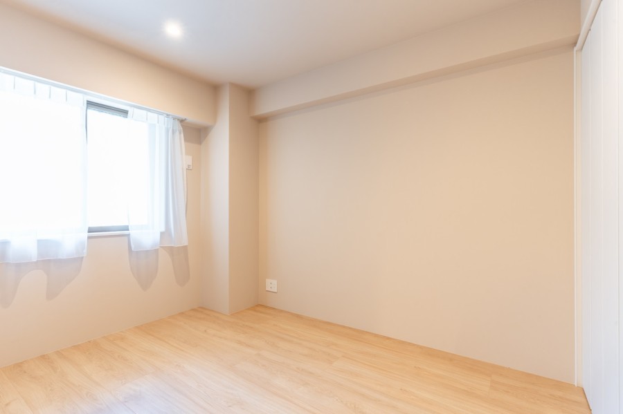 洋室2はリビングと廊下を挟む独立したお部屋。過ぎゆく時間をのびのびと感じることができるプライベート空間です。