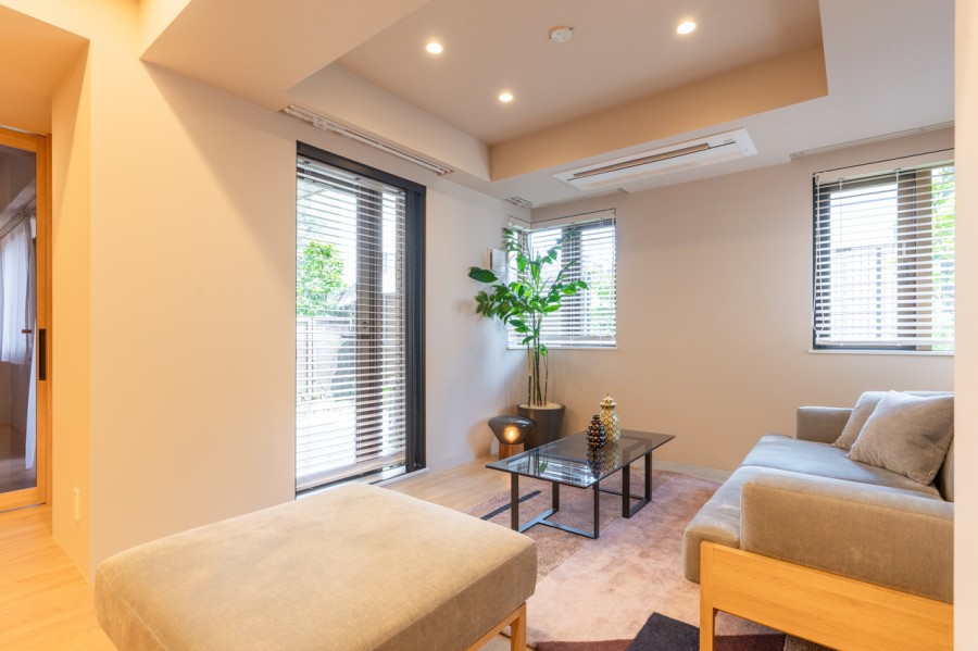 ナチュラル&モノトーンのカラースキームをベースに、ディテールに特徴的な意匠を施したリノベーションです。給水管・給湯管に至るまで新規交換しました。