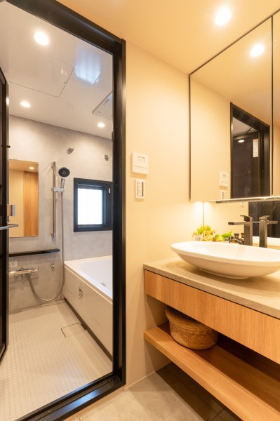 ホテルライクな洗面化粧台は、キッチンと統一感のあるデザインです。入浴後の豊かな時間を演出し、心からくつろげるプライベートスペースです。