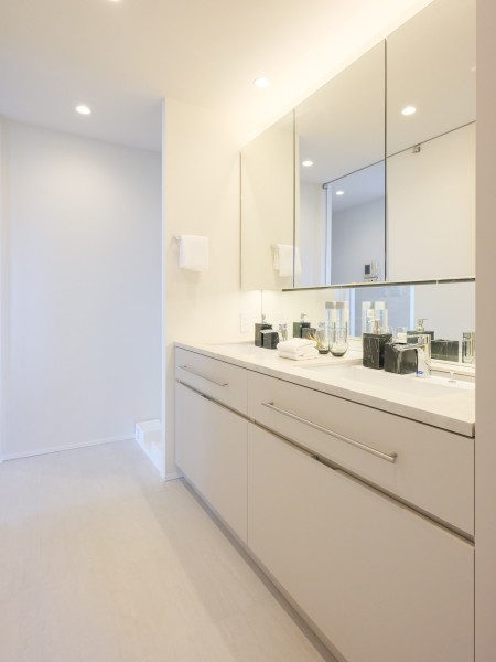 洗面化粧台はダブルボウルデザインを採用しました。カウンターにはゆとりがあるため、ドレッサー代わりにもお使いいただけます。入浴後の豊かな時間を演出し、心からくつろげるプライベートな洗面空間です。