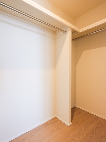 洋室1には高い収納力を誇るウォークインクローゼットがあります。お手持ちの衣服、かさばりやすいアウターやオフシーズンの家電などをたっぷり収納できそうです。