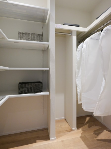 洋室1には収納豊富なウォークインクローゼットが備わっています。衣類だけでなく、小物類やオフシーズン家電など、様々なアイテムを収納いただけます。