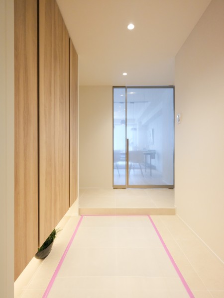 住まいの顔となる玄関スペースはホワイトとウッドカラーを組み合わせた、気品とぬくもりを感じられる空間に仕上げています。