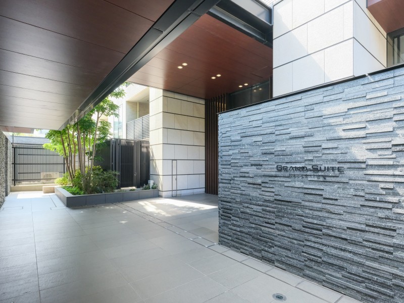 暖かい木漏れ日が差し込むエントランスファサードです。広尾駅まで徒歩6分という立地であり、都心ならではの利便性を享受する暮らしが叶います。