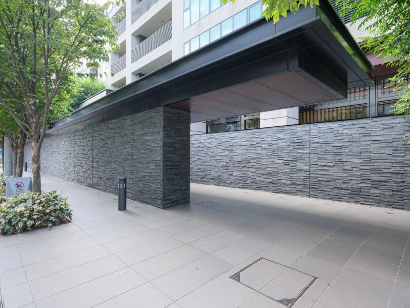 エントランスへと続くアプローチには奥行きがあり、外部からの視線も遮断してくれ、プライバシー性を確保された設計の住まいです。