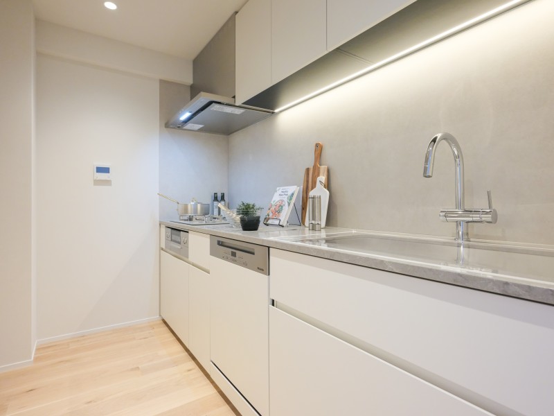 デザイン性の高い田中工藝製オリジナルキッチンを新規設置しています。グレーの大理石調トップを採用、収納豊富で手入れしやすい壁付けタイプ、家事時短に便利な食洗器を搭載しています。