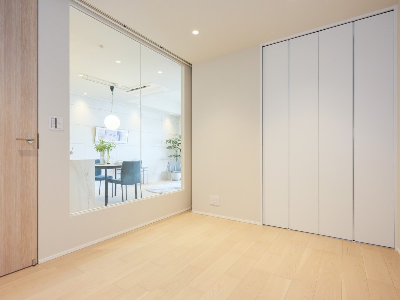 約5.8帖のサービスルーム(納戸)には、ガラス間仕切りを取り入れ、サービスルーム空間への採光を確保しています。クローゼット付きで収納力も良好です。