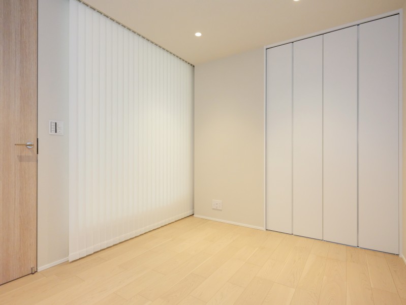 リモコン操作が可能な電動バーチカルブラインドを実装しているため、リビングからの目線を遮ることも可能です。