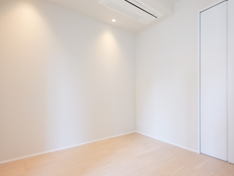 リビング隣接の洋室は約4.5帖の明るいお部屋です。クローゼット付きのため、居住空間を広々とお使いいただけます。