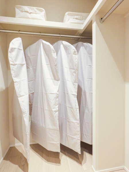 サービスルーム(納戸)にはクローゼットに加えて、ウォークインクローゼットが備わっています。衣類やオフシーズン家電なども収納いただけます。