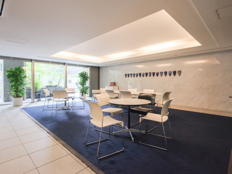 高層階(11~15階)専用エレベーター設置済みの管理体制良好なマンションです。オートロック・宅配ボックス完備。ペット飼育可能な物件です(規約有)。