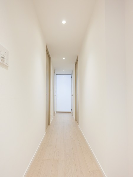 木のぬくもりを感じる気品溢れる玄関から続く廊下部分です。リビングダイニングからの光を取り込んだ明るい空間です。