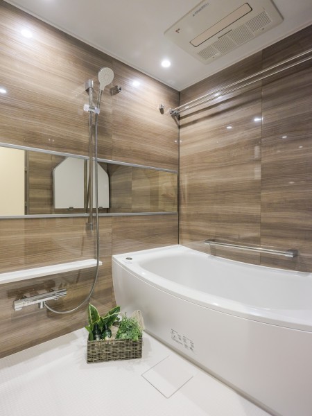 光沢のある木目調パネルが高級感を漂わせるバスルームです。毎日のバスタイムを贅沢に、豊かにしてくれるリラクゼーション空間です。