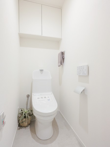 毎日使う場所だからこそ、清潔感と使いやすさを考慮したレストルームです。吊戸棚が備わっているので、足元の空間もすっきりとお使いいただけます。