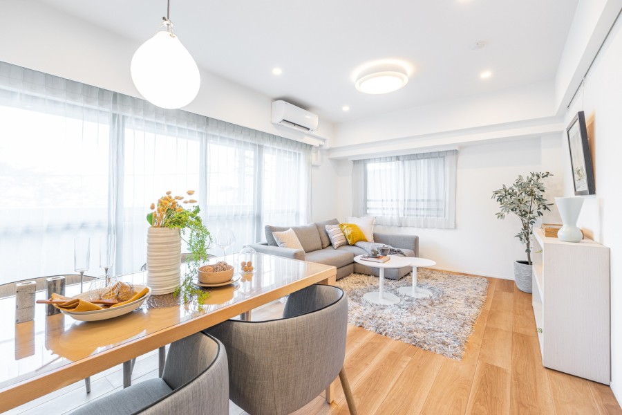 温もりを感じるフローリングやホワイトで統一された壁紙が、やわらかい雰囲気を演出してくれます。素朴さと、どんなインテリアも受け止める柔軟性が魅力です。