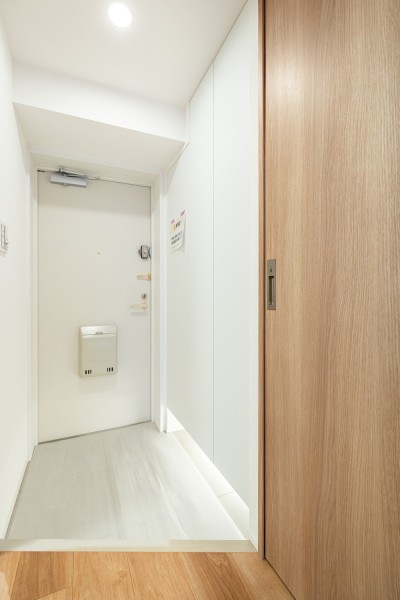 住まいの顔になる玄関は、フットライトが足元を温かく照らし、白を基調に爽やかな空間を演出します。