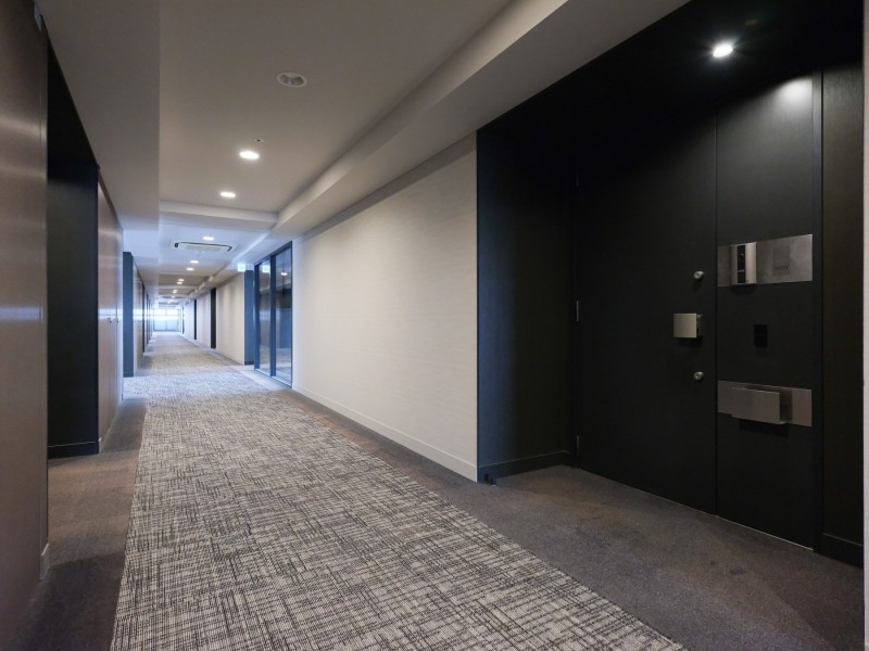 ホテルライクな内廊下設計で、プライバシーと安全性をしっかり確保しています。雨風の影響を受けず、快適で落ち着いた空間が広がります。