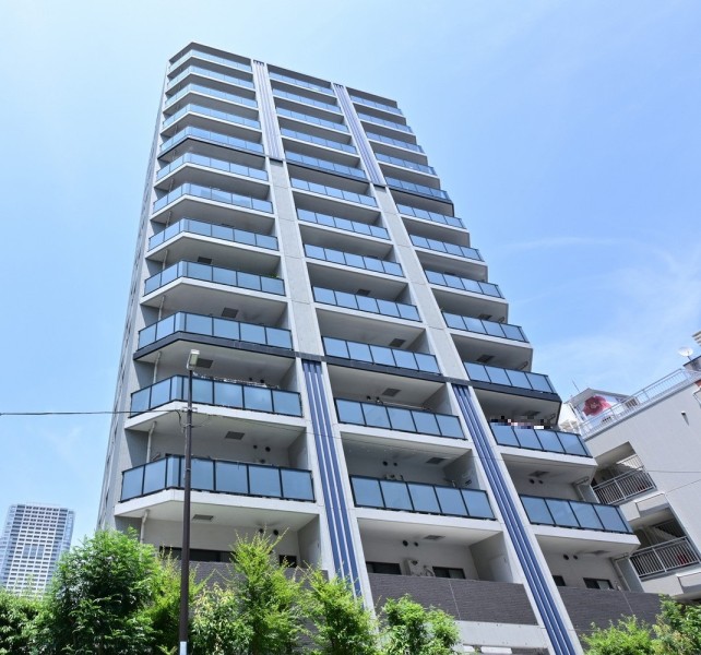 『錦糸町』駅徒歩4分に佇む瀟洒な外観、総戸数79戸のレジデンスです。大型商業施設が複数あり、緑豊かな猿江恩賜公園や錦糸公園もあります。