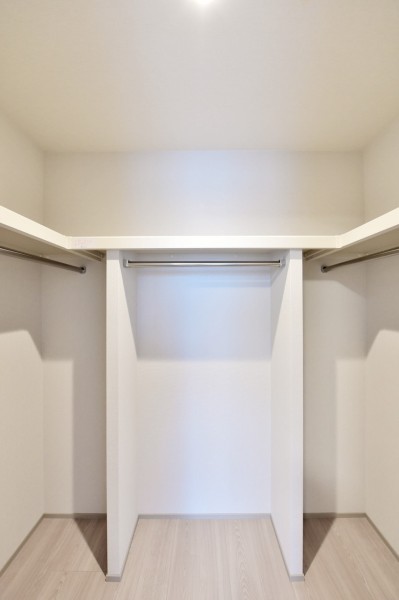 洋室1にはハンガーパイプに枕棚を設置した大容量のウォークインクローゼットを設置しました。かさばりがちなアウターや小物類、バッグなどもたくさん収納できお部屋を広く使えます。