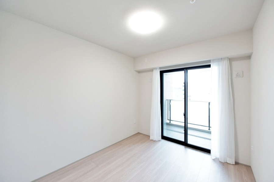 南向きのバルコにーに面した洋室3(約6.0帖)です。一日を通して優しい光が差し込むお部屋です。シンプルな内装ですので、どんな家具とも相性がよく、お好みの空間を演出できます。