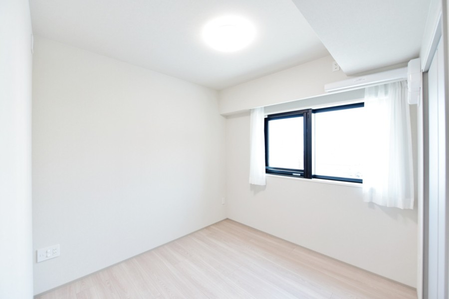 西側に窓がある洋室4(約5.4帖)です。自分の時間や趣味、お仕事にも集中できるプライベートスペースです。すべての居室にクローゼットが設置されていて、お部屋を広く使えます。