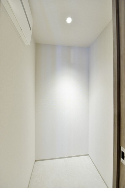 廊下にも大容量の収納ができる納戸を設置しています。季節ものの家電や災害備蓄品、日用品のストックなど様々なものを収納できます。目に触れさせてくない、お掃除道具などの収納にも便利です。