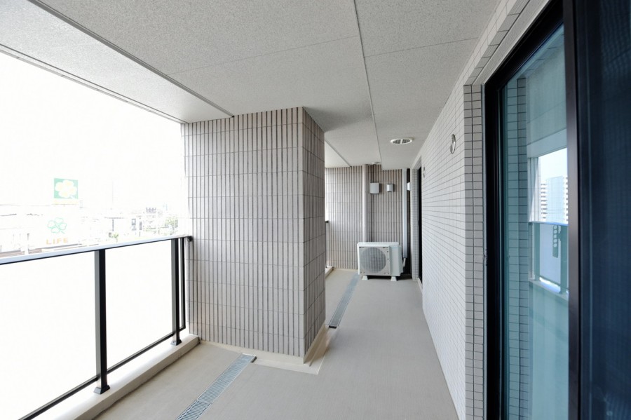 5階部分、最上階の南向きバルコニーで陽当たり良好です。前面を遮る建物はなく、開放的な空間で気持ちよくお洗濯ものを干せそうです。