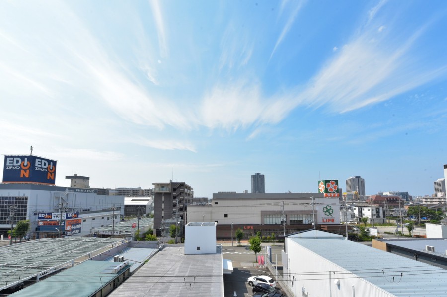 5階部分、最上階の南・西・北の三方角住戸で前面を遮る建物がありません。時間や季節とともに変化していく大きな空を眺めながら大きく伸びをしたくなるような眺めが広がります。