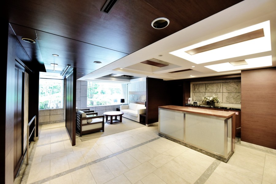 阪急不動産旧分譲の風格漂う5階建て低層レジデンスです。総戸数40戸、平成29年建築です。ペット飼育可能で、犬猫合わせて2匹まで飼育できます(飼育細則あり)。