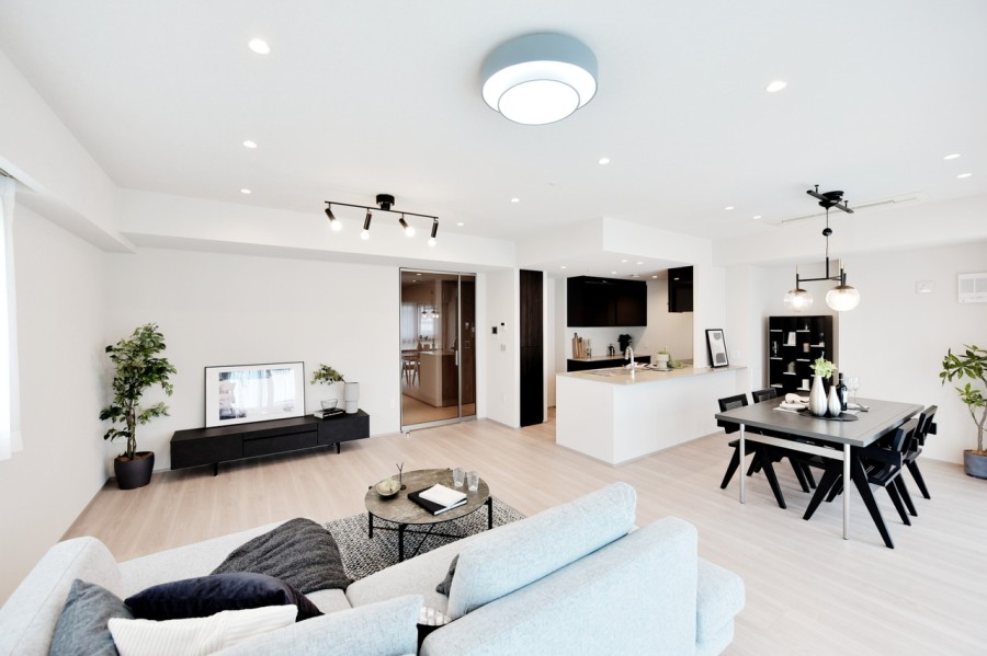 専有面積130m²をこえる広々とした4LDKです。明るく開放的な空間は、どんな家具とも相性が良い内装に仕上げましたので、インテリア選びも楽しめます。家族が自然と集うくつろぎの空間です。