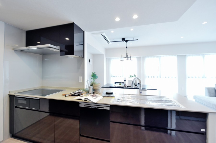 対面式のオープンキッチンで、家族とコミュニケーションをとりながら家事ができます。カップボードを備え付けており、調理家電や食器類もたっぷりと収納していただけます。食器洗い機完備、家事の時短に役立て下さい。