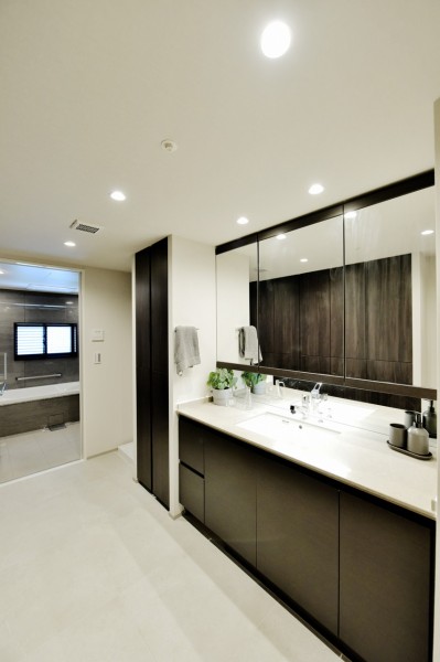 入浴後のプライベートタイム、朝の慌ただしい時間も快適な時間を過ごせるパウダールームです。余裕を持った広さに造られていますので、家事をするにも快適です。収納もたくさん備え付けられています。