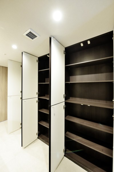 洗面室には、収納がたくさん備えられており、リネン類や家族の着替えなども収納しておけます。小物が多くなりがちな空間を、すっきりと整頓することができるので、ストレスなく過ごせます。