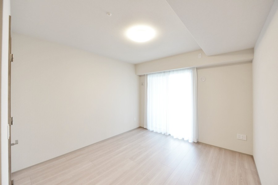 南向きのバルコニーに面した洋室1(約10帖)は明るいが差し込む開放的な空間です。ベッドを置いてもゆとりがあり、心と体をしっかりと休めることができる主寝室におすすめです。