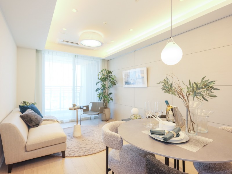 温もりを感じるフローリングやホワイトで統一された壁紙が、やわらかい雰囲気を演出してくれます。素朴さと、どんなインテリアも受け止める柔軟性が魅力です。