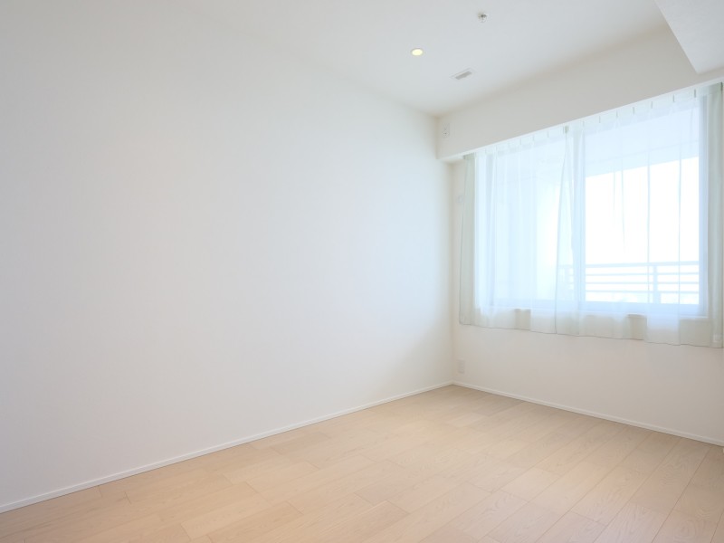 リビングに隣接していながらプライベート性の高い時間を過ごせる洋室2です。ワークスペースにぴったりです。