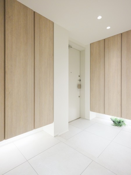 フットライトの光が格調高い雰囲気を醸し出す玄関。高さのあるシューズボックスがあります。ブーツやスニーカー等たくさん収納することができます。