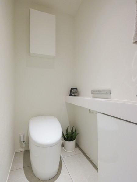 上品さが宿るホワイト基調のレストルームです。タンクレストイレでスタイリッシュな空間を演出しています。