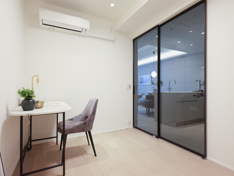 リビングと洋室1を仕切る扉は、ライフスタイルをシームレスにするガラス扉を用いました。