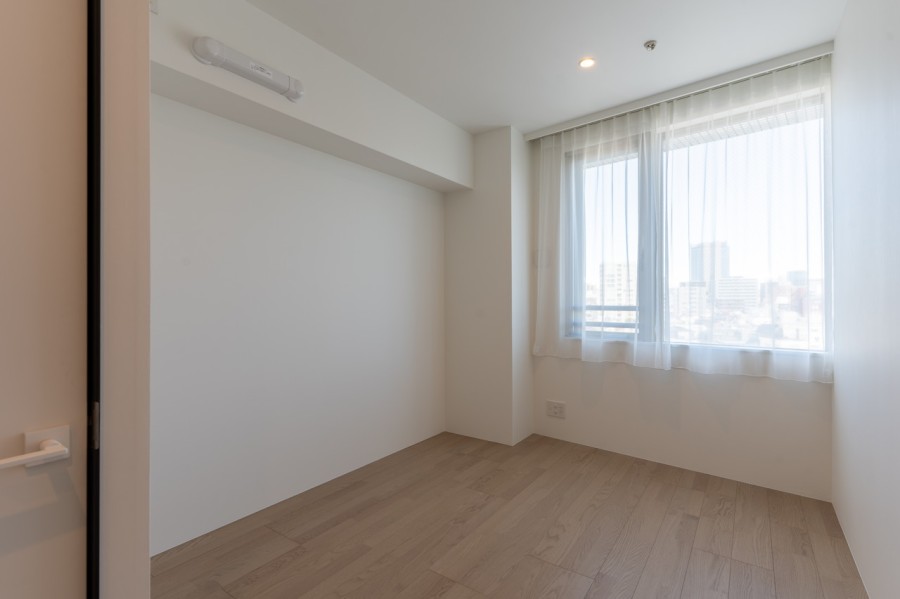 洋室1はリビングから一番遠く、プライベート性が高いお部屋です。ナチュラルテイストの色調となっているため落ち着いた雰囲気となっており、主寝室としてご使用することがオススメです。