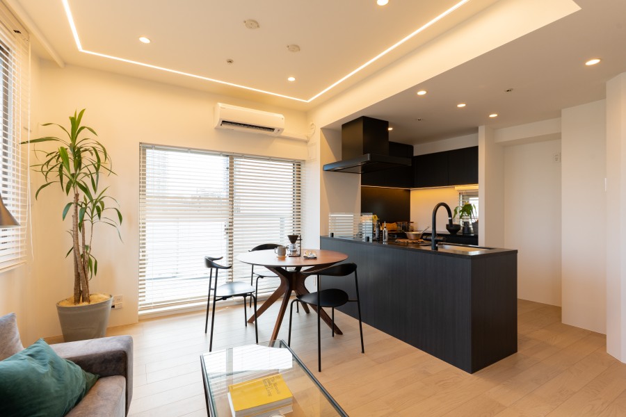 ユナイテッドアローズ社が監修したリノベーションを施したお部屋です。リビング天井にはライン照明を設置し、よりいっそうスタイリッシュに洗練された空間を演出しています。