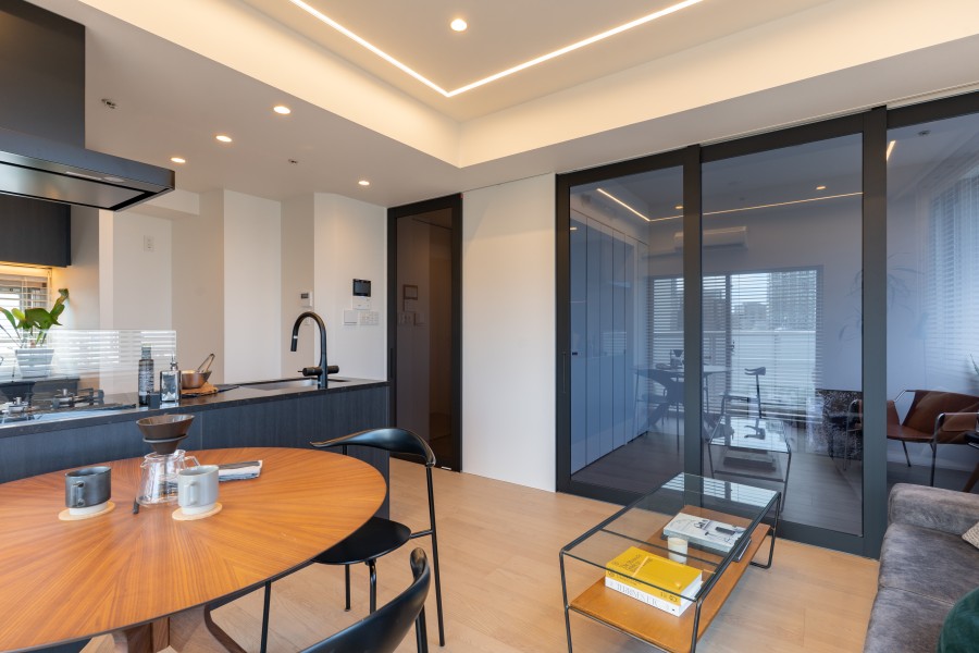 リビングと洋室2を仕切る扉は、ライフスタイルをシームレスにするガラス扉を用いました。スモーク調のガラス扉にすることで生活感を程よく隠すことができ、閉塞感を感じさせない空間です。