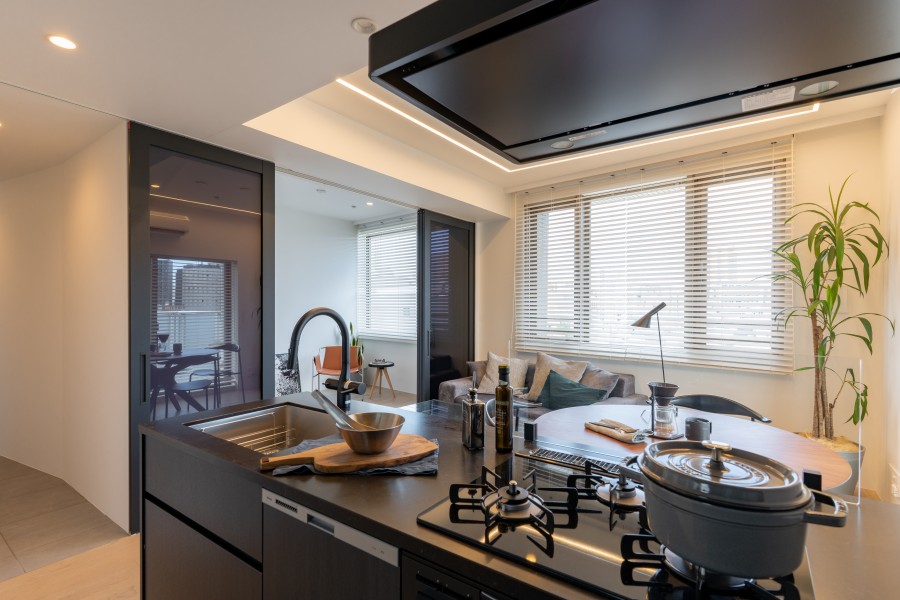 キッチンは田中工藝製のオリジナルキッチンです。ガラストップのガスコンロは油汚れも簡単に落とせ、綺麗さをキープできます。