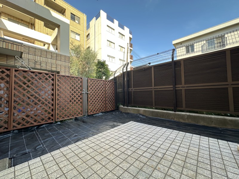 テラスと専用庭がある住戸です。チェアなどを置いてリフレッシュ空間としてもお使いいただけそうです。