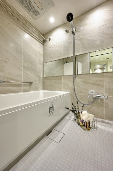 1418サイズの浴室はゆとりがあり、足を延ばしてゆったりと湯船に浸かりたい方やお子様と一緒に入浴することが可能です。落ち着いたカラーのクロスが落ち着く空間を作り出しています。