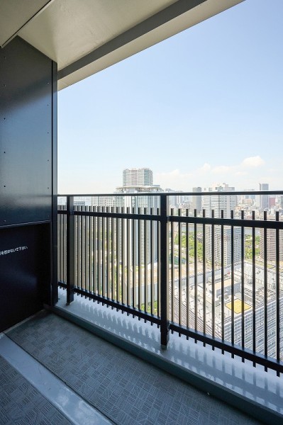 季節による空模様の変化やマンション周辺の植物の表情の変化を開放的なバルコニーより感じることができます。夜には豊洲ならではのナイトビューとレインボーブリッジを眺めることができます。