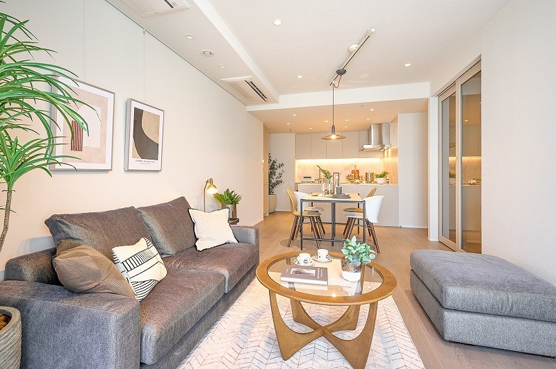 約18.6帖のLDKには床暖房を設置し、寒い季節にもリビングで快適に過ごせるようにしました。ご家族で集まって過ごしたり、ご友人とホームパーティーを開催してもゆとりのある広さとなっております。